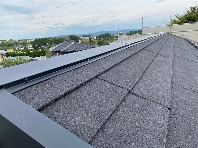 スレート屋根から横暖ルーフを使った屋根カバー工事を行いました！川口市屋根カバー工事　横暖ルーフαｓ　ニチハ　センタールーフ　スレートボロボロ　ガルバリウム鋼板　